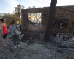 在上個月聖塔克拉里塔「沙火」中失去房屋的居民。（David McNew/Getty Images）