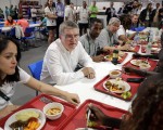 圖為8月1日，國際奧委會主席托馬斯·巴赫（中左）和難民奧運代表隊的成員在里約奧運村的餐廳進餐時聊天。  (PATRICK SEMANSKY/AFP/Getty Images)