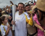 命运多舛的奥运圣火传递，日前终于抵达了里约热内卢，市长派希（Eduardo Paes）在瓜纳巴拉码头迎接圣火。 (Chris McGrath/Getty Images)