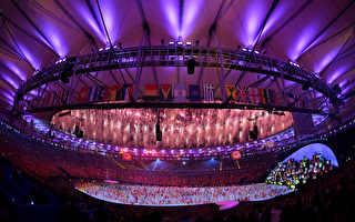 2016里約奧運會開幕式訂於美東時間晚7點在馬拉卡納體育場（Maracanã Stadium）舉行，體育館現場附近燈火通明。  (Ross Kinnaird/Getty Images)