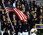 8月5日在里約奧運會開幕式上，美國隊出場，由「飛魚」菲爾普斯擔任旗手。（Paul Gilham/Getty Images)