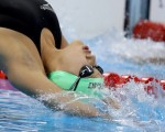 作为本届奥运会最年轻参赛选手，一名13岁零255天的尼泊尔女孩参加女子100米仰泳预赛。(Al Bello/Getty Images)