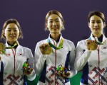 图为获得金牌的韩国女子射箭队3名选手在领奖台上，从左到右是Hyejin Chang、Misun Choi和Bobae Ki。 (Paul Gilham/Getty Images)