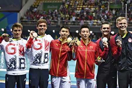Great Britain's Thomas Daley and Great Britain's Daniel Goodfellow (L, bronze), China's Chen Aisen and China's Lin Yue (C, gold) and US David Boudia and US Steele Johnson (R, silver) celebrate during the podium ceremony for the Men's Synchronised 10m Platform contest during the diving event at the Rio 2016 Olympic Games at the Maria Lenk Aquatics Centre in Rio de Janeiro on August 8, 2016. / AFP / Martin BUREAU (Photo credit should read MARTIN BUREAU/AFP/Getty Images)