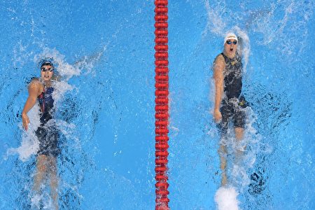 霍斯祖(右)游出58秒45成績,險勝美國女將貝克(左 )58秒75。(ODD ANDERSEN/AFP/Getty Images)