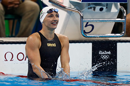 匈牙利選手霍斯祖在女子100公尺仰式的比賽中奪冠。(Clive Rose/Getty Images)