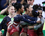 RIO DE JANEIRO, BRAZIL - AUGUST 09:  Simone Biles (2nd R) of the United States is congratulated by her team mates after competing on the floor during the Artistic Gymnastics Women's Team Final on Day 4 of the Rio 2016 Olympic Games at the Rio Olympic Arena on August 9, 2016 in Rio de Janeiro, Brazil.  (Photo by Lars Baron/Getty Images)