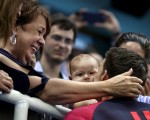 菲尔普斯在比赛后亲吻儿子。 (Al Bello/Getty Images)