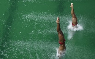 里约奥运泳池水变绿之谜底：化学物质用光