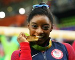 8月11日，美国著名体操选手拜尔斯在里约奥运会赢得女子体操全能比赛的金牌。 这是她在本届奥运会的第二块金牌。（Alex Livesey/Getty Images)