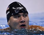 美國華裔游泳健將倪家駿(Nathan Ghar-jun Adrian）在100米自由式比賽中，以些微差距敗給對手只獲得銅牌，未能衛冕成功。(CHRISTOPHE SIMON/AFP/Getty Images)