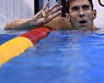 在8月11日的奥运男子200米混合泳比赛中，美国老将菲尔普斯夺得金牌，成为奥运水上项目首位连续四届奥运会在同一项目得金牌的选手。(CHRISTOPHE SIMON/AFP/Getty Images)