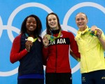 图为同获金牌的美国泳将西蒙娜．曼努埃尔和加拿大选手奥蕾夏克，以及铜牌得主的瑞典名将斯约斯特罗姆在领奖台上（从左到右）。 (Adam Pretty/Getty Images)