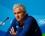 美國奧運金牌泳將洛克特（Ryan Lochte）和3名隊友在里約搭乘出租車，遭持槍劫匪搶劫。(Matt Hazlett/Getty Images)