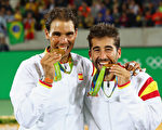 纳达尔与老友洛佩兹携手，夺得里约奥运网球男子双打金牌。(Clive Brunskill/Getty Images)