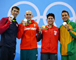 21歲的泳壇新秀斯庫林（右二）在奧運男子100公尺蝶式擊敗偶像、美國傳奇菲爾普斯，勇奪個人首金。(Clive Rose/Getty Images)