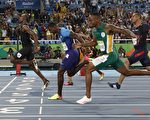 牙買加「閃電」博爾特（左）百米大戰衝線瞬間，他有望第三次包攬奧運短跑項目3金。(ADRIAN DENNIS/AFP/Getty Images)