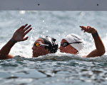 8月15日的里約女子10公里馬拉松游泳比賽終點線前，意大利選手布魯尼（左）與法國選手穆勒（右）出現推搡，最終導致穆勒第二名成績被取消。 (Clive Rose/Getty Images)