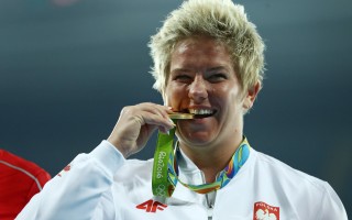 波兰女将再造世界纪录  奥运掷出链球金牌