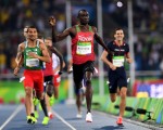 世界记录保持者肯亚选手鲁迪沙（前中间，David Rudisha）15日以1分42秒15在男子800米跑摘金成功卫冕。(Quinn Rooney/Getty Images)