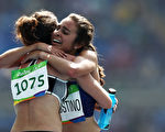 16日上午，里约奥运女子5千米预赛，来自新西兰及美国的运动员，相互打气一起跑向终点，感动全球观众。(Patrick Smith/Getty Images)