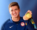 8月15日，美國華裔游泳健將倪家駿（Nathan Adrian）展示在里約奧運奪得的四枚獎牌。（Harry How/Getty Images）