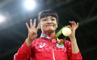 日本伊调馨摔跤夺金 奥运首位女子四连冠
