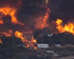 藍刻大火（Blue Cut fire）自週二（8月16日）早上在南加卡洪山口（Cajon Pass）地區爆發以來﹐4天已延燒3.7萬英畝，到週五早上僅26%的火勢得到了控制。( David McNew/Getty Images)