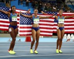 美國隊在17日的女子100米跨欄賽獲全勝，包辦金銀銅全部獎牌。圖為從左到右，三名選手阿里（Nia Ali）、羅林斯（Brianna Rollins）和卡斯特琳（Kristi Castlin）賽後在場上展示國旗。 (Cameron Spencer/Getty Images)