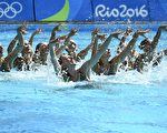 俄罗斯赢得里约奥运水上芭蕾女子团体金牌，连续5届奥运蝉连冠军。(MARTIN BUREAU/AFP/Getty Images)