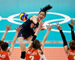 2016里约奥运女排半决赛中，朱婷作为中国女排的主攻手对阵荷兰女排。（ Jamie Squire/Getty Images)