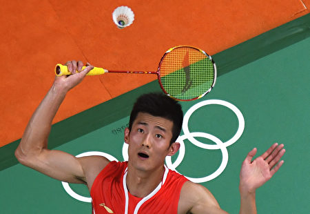 An overview shows China's Chen Long return against Malaysia's Lee Chong Wei in their men's singles Gold Medal badminton match at the Riocentro stadium in Rio de Janeiro on August 20, 2016, for the Rio 2016 Olympic Games. China's Chen Long won the match. / AFP / Antonin THUILLIER (Photo credit should read ANTONIN THUILLIER/AFP/Getty Images)