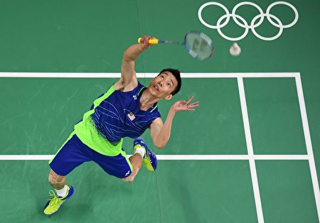 An overview shows Malaysia's Lee Chong Wei return against China's Chen Long in their men's singles Gold Medal badminton match at the Riocentro stadium in Rio de Janeiro on August 20, 2016, for the Rio 2016 Olympic Games. China's Chen Long won the match. / AFP / Antonin THUILLIER (Photo credit should read ANTONIN THUILLIER/AFP/Getty Images)