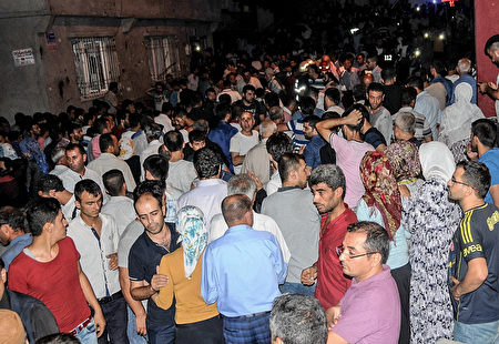 週六，土耳其官員表示，南部城市加濟安泰普（city of Gaziantep）發生一起針對一個婚禮現場的爆炸事件，造成至少22人死亡，90人受傷。(STR/AFP/Getty Images)