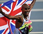 21日，在里约奥运会男子5000米长跑中，英国长跑名将法拉（Mo Farah）再次夺金，完成了“2连霸”霸业，成为英国首位奥运4金田径选手。 (Shaun Botterill/Getty Images)