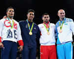圖為男子拳擊手Tony Yoka（左二）為法國摘第10枚金牌。（Alex Livesey/Getty Images）