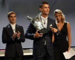 Real Madrid's Portuguese forward C罗获2016欧洲最佳球员奖肯定。(Photo credit should read VALERY HACHE/AFP/Getty Images)