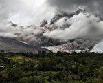 组图：印尼锡纳朋火山再度喷发
