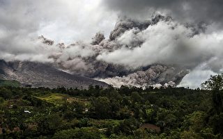 組圖：印尼錫納朋火山再度噴發