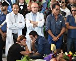 義大利中部上週發生6.2級地震，造成至少291人遇難。圖為進行中的葬禮。(ALBERTO PIZZOLI/AFP/Getty Images)