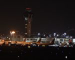 8月28日晚，洛杉磯國際機場傳來未被證實的槍擊事件，造成許多飛機停飛。（ROBYN BECK/AFP/Getty Images）