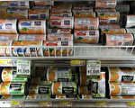 美國消費者信心在8月份創下近一年來新高水平，預示美國經濟持續溫和增長。圖為在美國加州超市的冷凍橙汁。 (Justin Sullivan/Getty Images)