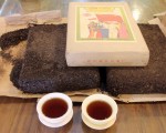 割开40多年四川老茯砖茶的牛皮纸包装，有仙草香味，茶汤如琥珀。（赖友容／大纪元）