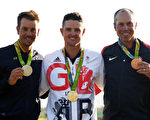 英国人罗斯（中）赢得112年来首枚奥运高尔夫球金牌。瑞典人斯滕森（左）获得银牌，美国名将库查尔获铜牌。 (Ross Kinnaird/Getty Images)