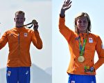 繼昨日荷蘭游泳健將羅文達爾（Sharon Van Rouwendaal）摘得里約奧運女子10公里馬拉松游泳冠軍之後，16日的男子10公里馬拉松游泳賽中，荷蘭選手魏特曼（Ferry Weertman）也力壓群雄摘下金牌。（Getty Images／大紀元合成）