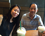 父女重逢，在廣州，王曉丹（左）給父親買了一杯自己最愛喝的咖啡。（王曉丹提供／大紀元）