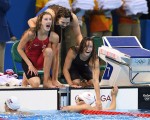 在4x200米自由泳接力賽上，加拿大四名女選手獲銅牌。左起依次為Taylor Ruck，Brittany MacLean，Katerine Savard和Penny Oleksiak（水中）。（加通社）