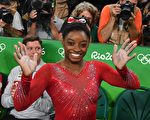 美国体操天才拜尔斯独揽四枚金牌，仿佛进入无敌状态。 (BEN STANSALL/AFP/Getty Images)