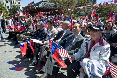 2013年6月8日，500多名僑胞從灣區各地趕到舊金山唐人街花園角參加護旗大會。莫鏗（ 右二）也有參加。（大紀元資料照片）