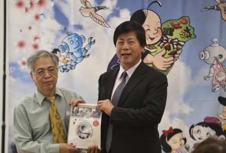 北加州台湾学校联合会会长曾鸿图（左）向经文处马锺麟处长赠送纪念品。（梁博／大纪元）